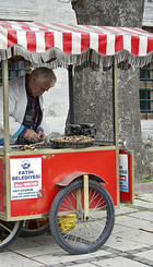 viejo-hombre-que-vende-las-castañas-dulces-cocidas-al-horno-19300091.jpg