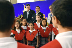 José Carlos Acha y el alcalde de Santa Cruz, José Manuel Bermúdez, escuchan la intervención de un coro escolar en el acto inaugural de 'Artbelén 2017'.