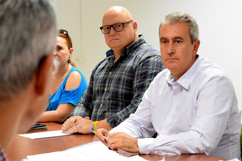 Óscar García, concejal de Atención Social y presidente del IMAS (derecha)
