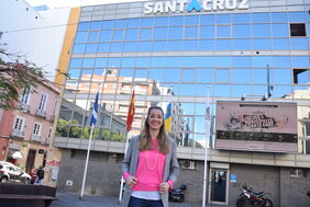 La concejala de Deportes, Verónica Meseguer, ante la pantalla que promociona la nueva web de los Juegos Municipales en la sede de la Sociedad de Desarrollo.