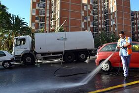 Detalle del operativo de limpieza realizado ayer jueves en varias calles de Los Gladiolos.
