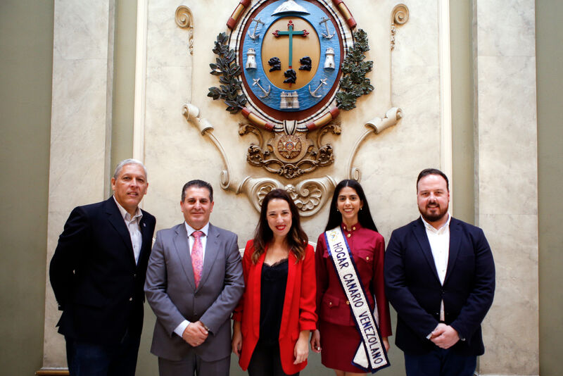 Foto de la Alcaldesa y otras autoridades, en la recepción a la Reina del Hogar Canario Venezolano en el palacio municipal
