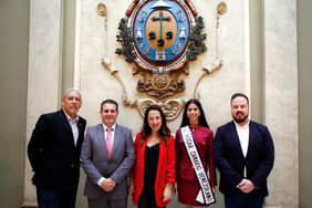Foto de la Alcaldesa y otras autoridades, en la recepción a la Reina del Hogar Canario Venezolano en el palacio municipal
