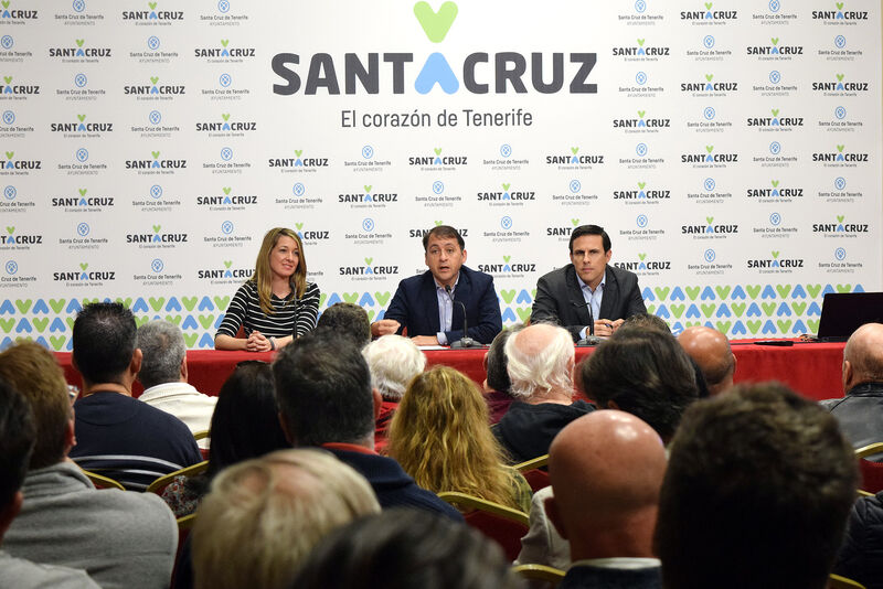 Verónica Meseguer, el alcalde de la ciudad, José Manuel Bermúdez, y Jordi Bercedo, durante el encuentro mantenido en el Ayuntamiento con los clubes federados de Santa Cruz.