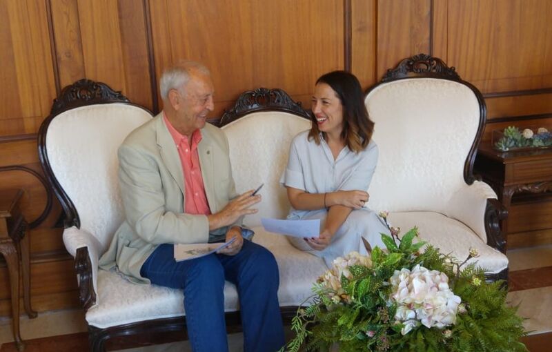 La alcaldesa de Santa Cruz de Tenerife se reúne con el cronista oficial de la ciudad
