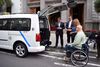 El alcalde de la ciudad, José Manuel Bermúdez, escucha a una taxista que adaptó su vehículo para usuarios con movilidad reducida, junto a los concejales Dámaso Arteaga y Carlos Correa.