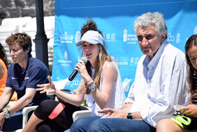 Elisa Aguilar; la concejala de Deportes, Verónica Meseguer; y Fernando Romay, durante la charla 'La Copa del Mundo para Todos', celebrada este miércoles en el Parque Marítimo de Santa Cruz.