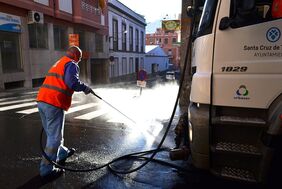 Detalle del zafarrancho de limpieza de la 'Operación Barrios' desplegado esta semana en distintos espacios de Duggi.