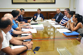 El alcalde de la ciudad, José Manuel Bermúdez, junto a los concejales Dámaso Arteaga y Alfonso Cabello y los representantes de la Mesa del Taxi durante el acto de constitución de este organismo.