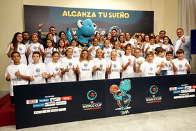 La sede del Ayuntamiento de Santa Cruz dio la bienvenida a la tortuga Tina, mascota de la Copa del Mundo de Baloncesto Femenino que se celebrará en Tenerife del 22 al 30 de septiembre.