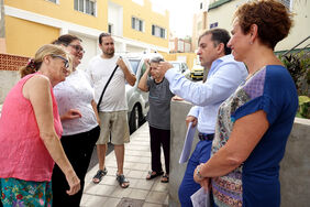 El alcalde, durante una visita a las viviendas rehabilitadas en Santa María del Mar