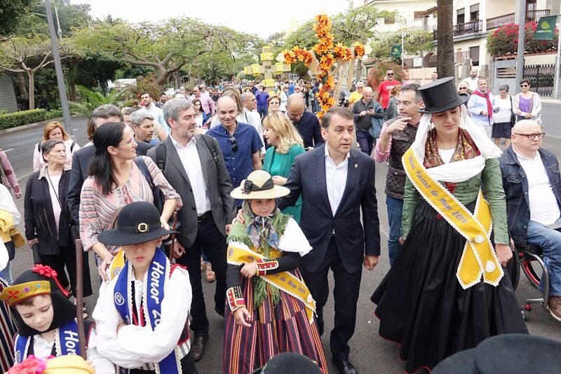 Un momento del paseo tradicional por las Ramblas de Santa Cruz en la fecha del 3 de Mayo