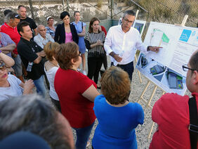 Dámaso Arteaga explica el proyecto a los vecinos en presencia de Cristo Pérez y Verónica Meseguer.