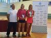 Daniela Báez, subcampeona, y Natacha Mesa, campeona, con sus respectivos trofeos en la entrega de premios del Open Fiestas de Mayo de tenis.