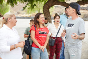 La alcaldesa de Santa Cruz de Tenerife recorre el barrio de Añaza acompañada por un grupo de vecinos y vecinas