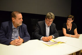 Alberto Darias, José Carlos Acha y Teresa Purriños, en el momento de suscribir el convenio.