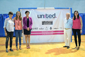 Elena Pérez, Verónica Meseguer, Cristo Pérez, Francisco Rivera y María Tomé, junto a un cartel promocional del torneo United by Women's Football, que se desarrollará en el Centro de Atletismo de Tíncer del día 14 al 18.