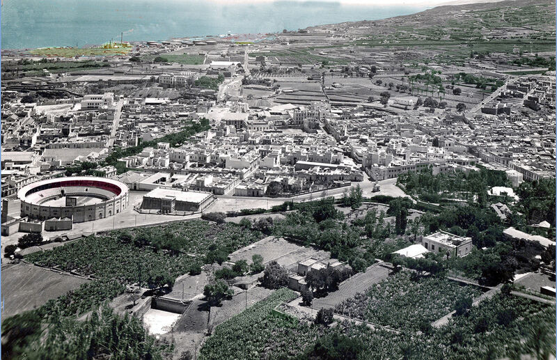 Vista panorámica de Santa Cruz hacia 1940, con la Plaza de Toros a la izquierda de la imagen