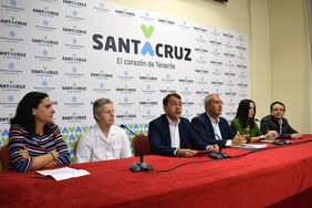 El alcalde de la ciudad, José Manuel Bermúdez, y el concejal de Atención Social, Óscar García, junto a los representantes de las cuatro entidades  con las que se ha suscrito el convenio.