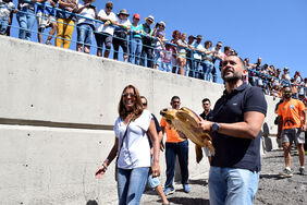 El alcalde de la ciudad, José Manuel Bermúdez, se dirige al muelle de Añaza para liberar una tortuga junto a la concejala Gladis de León.