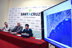 Carlos Correa, en el centro, durante la presentación  del informe sobre la calidad del agua de Las Teresitas.