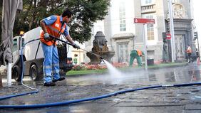 Detalle de la acción especial de limpieza desarrollada en la mañana de hoy en el entorno de la plaza de Santo Domingo.