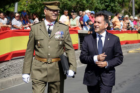 El alcalde, junto al teniente general Carlos Palacios, jefe del Mando de Canarias