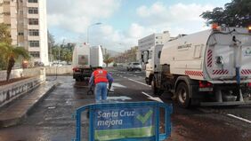 Detalle de la acción de limpieza de la 'Operación Barrios' desplegada esta semana en distintas calles de Santa Clara y San Antonio.