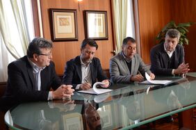 De izquierda a derecha, José Carlos Acha, Carlos Alonso, José Manuel Bermúdez y José Luis Rivero, durante la firma del acuerdo