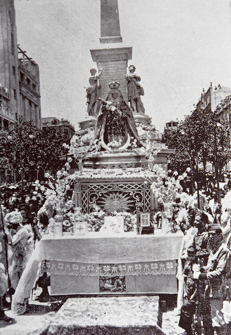 Imagen correspondiente a la visita realizada en 1939, a los pies del monumento al Triunfo de la Candelaria