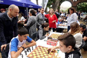 El alcalde recorrió los diferentes puntos con actividades, como el espacio dedicado al ajedrez