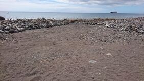 Detalle del acceso al litoral de Igueste de San Andrés tras la actuación de las cuadrillas encargadas de despejar la zona de piedras y otros materiales de acarreo
