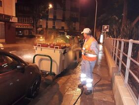 Detalle de la acción especial de limpieza desarrollada esta semana en la calle Fernández Navarro y adyacentes.