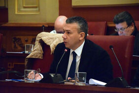 El concejal de Servicios Públicos, Dámaso Arteaga, durante su intervención en el Pleno de este viernes.