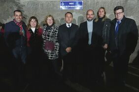 El alcalde de la ciudad, José Manuel Bermúdez, junto al nieto de María Belén Morales Gómez, Eduardo Díaz, posan junto a la placa del nuevo paseo junto a otros miembros de la Corporación municipal.