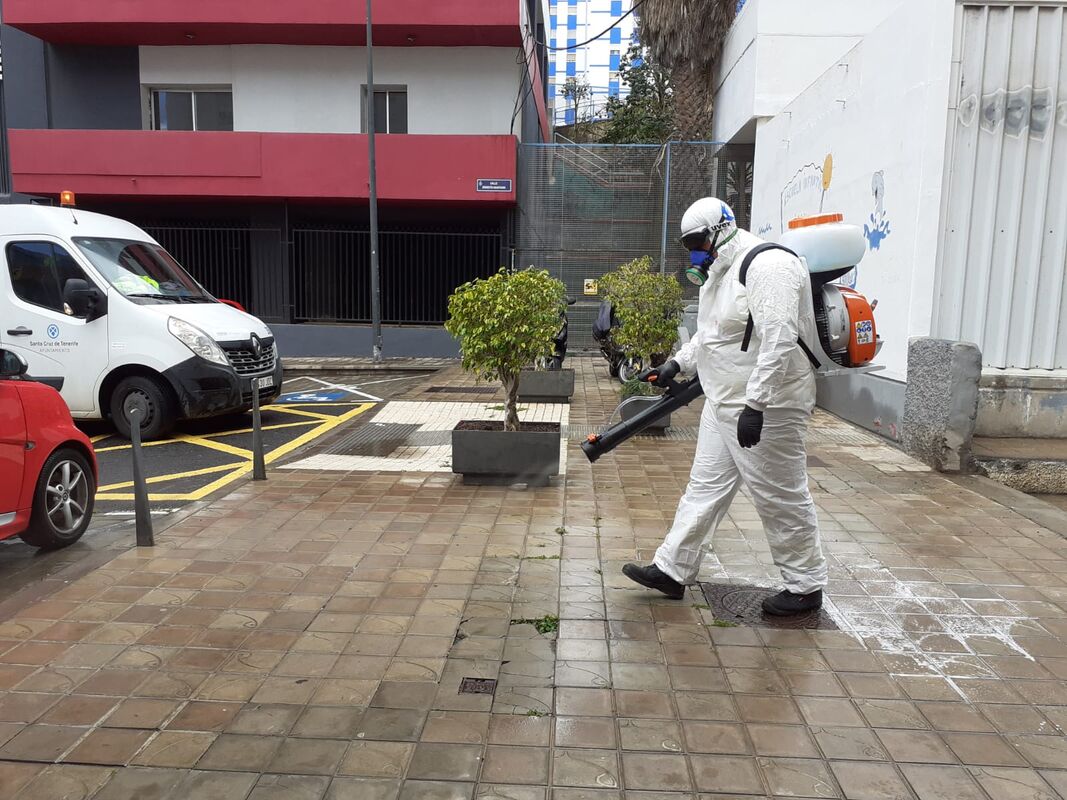 Ayuntamiento de Santa Cruz de Tenerife: El Ayuntamiento de Santa Cruz amplía los trabajos de desinfección e higienización a zonas de todo municipio