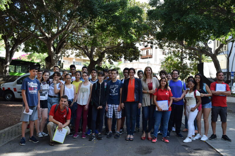 Estudiantes de El Chapatal, hoy, junto a las concejales de Seguridad y de Patrimonio Histórico