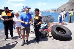 El alcalde de la ciudad, José Manuel Bermúdez, junto a parte de los residuos extraídos del litoral de la playa de Valleseco.