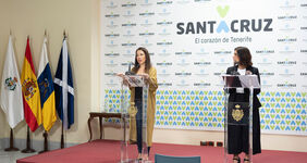 Foto de la Alcaldesa con la concejala de Atención Social, Marta Arocha durante la rueda de prensa