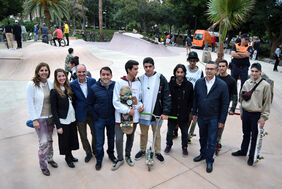 El alcalde de la ciudad, José Manuel Bermúdez, junto a varios concejales, el arquitecto Daniel Yabar y un grupo de patinadores, en la inauguración del nuevo 'skatepark' de La Granja.
