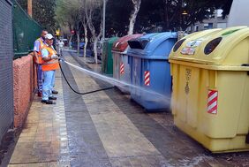 Detalle del operativo especial de limpieza desplegado ayer jueves en varias calles de Los Gladiolos.
