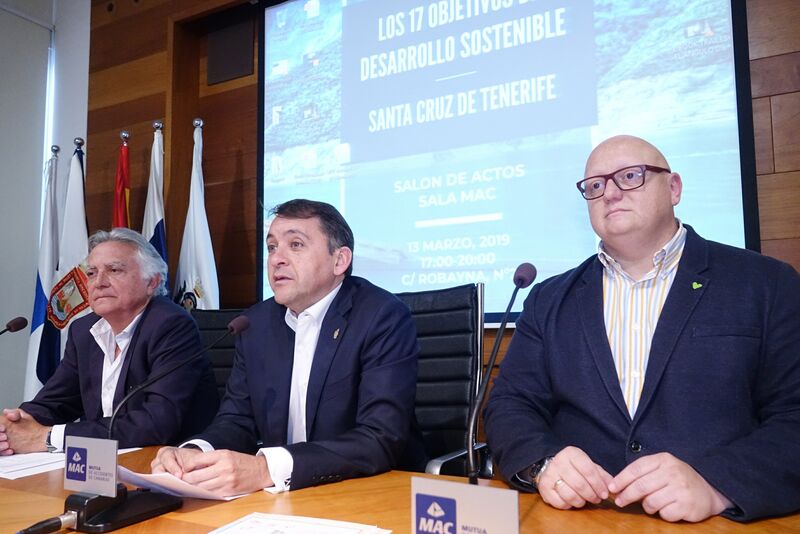 Tomás Azcárate, el alcalde de la ciudad, José Manuel Bermúdez; y Carlos Correa, durante el Foro sobre los 17 Objetivos de Desarrollo Sostenible de Santa Cruz.