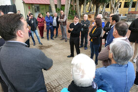 El alcalde explica a los vecinos el detalle de las obras en el antiguo colegio Tena Artigas