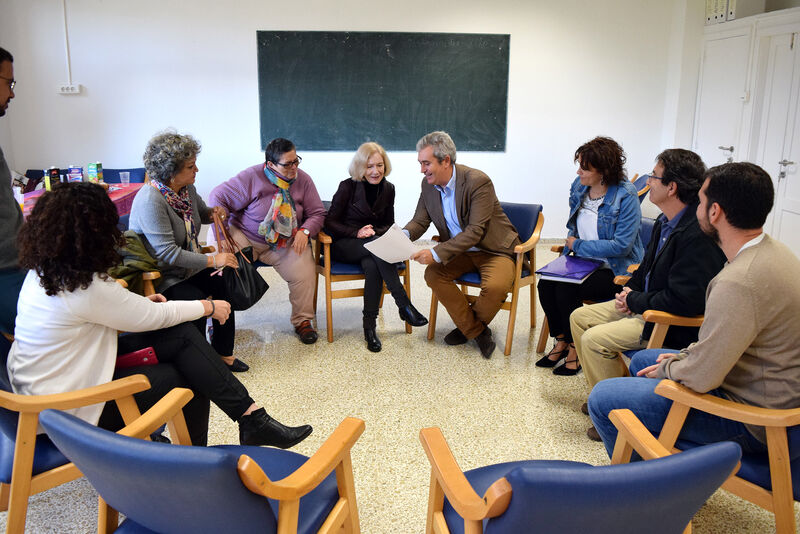 El concejal de Atención Social, Óscar García, junto a los participantes en el encuentro celebrado en la sede del IMAS