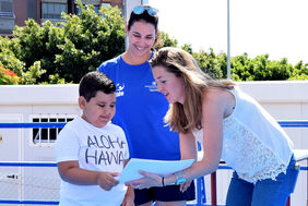 La concejala de Deportes, Verónica Meseguer, entrega, en la piscina Acidalio Lorenzo, el diploma acreditativo a uno de los menores participantes en los Cursillos de Verano de Natación.
