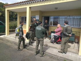 Carlos Correa conversa con algunos de los agentes de la Unidad del Medio Natural en su base de Casas de la Cumbre.