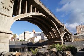 Vista parcial de los arcos del puente Galcerán.