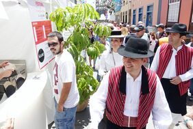 El alcalde, hoy, en la calle de La Noria, durante la celebración del  Día de Canarias