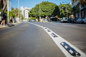El Ayuntamiento instala elementos disuasorios en el carril guagua-taxi de las avenidas Bélgica y San Sebastián