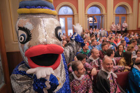 Foto de la visita de las asociaciones que organizan el Entierro de la Sardina en Murcia al Ayuntamiento.